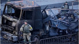 القوات الأوكرانية تتفقد موقع في أعقاب الغارة الجوية الروسية على العاصمة كييف