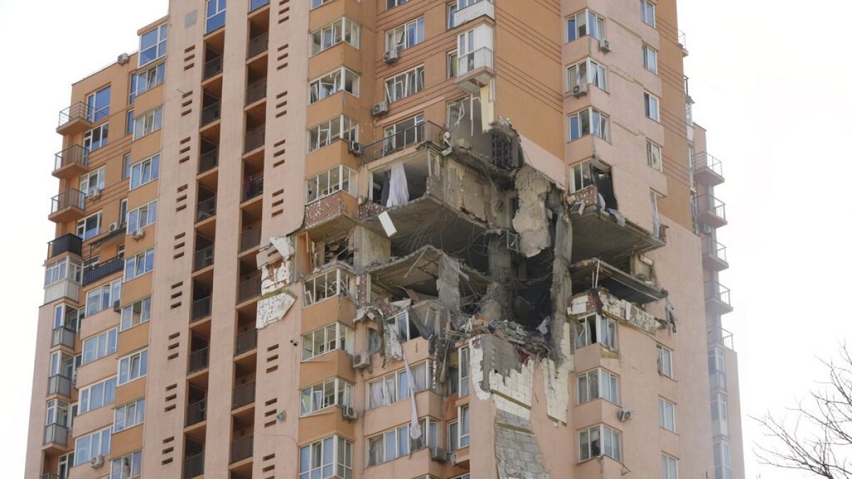Efectos del impacto de un misil ruso en un edificio de apartamentos de Kiev, Ucrania