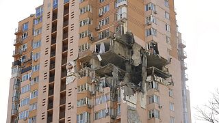 Efectos del impacto de un misil ruso en un edificio de apartamentos de Kiev, Ucrania