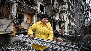 Ucraniana remove destroços em zona residencial, Kiev