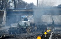 Des membres des services ukrainiens recherchent et ramassent des obus non explosés après un combat avec un groupe de raiders russes dans la capitale ukrainienne de Kyiv.
