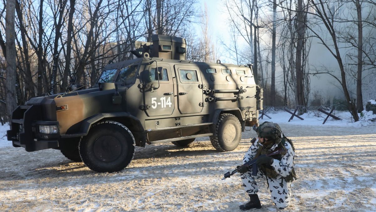 Az Ukrán Nemzeti Gárda tagja bevetésre készen a Csernobil melletti, elhagyatott Pripjatyban, 2022. február 24-én