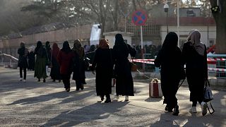  دانشجویان دختر به سمت ورودی دانشگاه کابل می‌روند