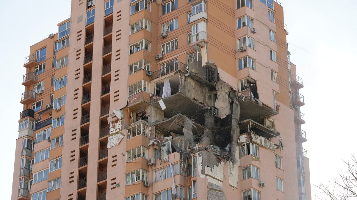 Edifício residencial atingido por um projétil bal´istico este sábado, em Kiev