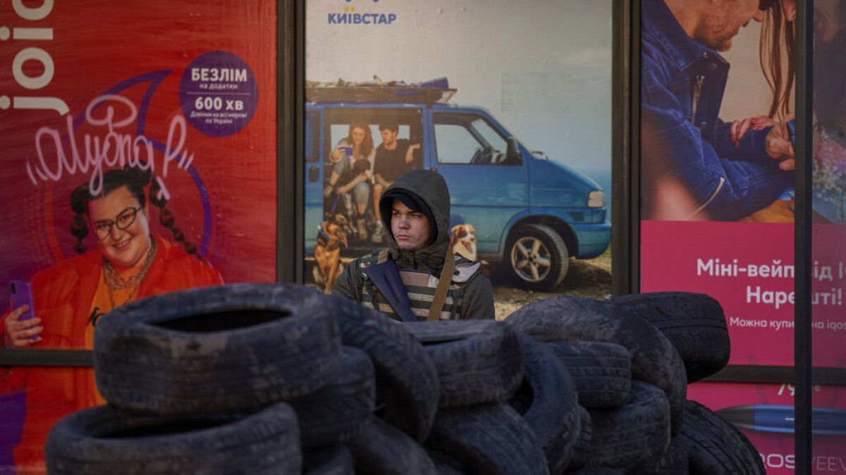 Un miembro de la Defensa Civil en un punto de control en Kiev, Ucrania