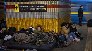 Varias personas duermen en el metro de Kiev utilizándolo como refugio antibombas, Ucrania, el viernes 25 de febrero de 2022.