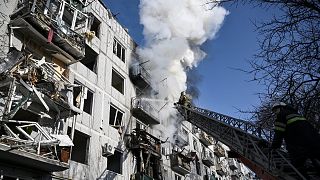 Rakétatámadás ért egy lakóépületet Csuhujevben 2022. február 24-én