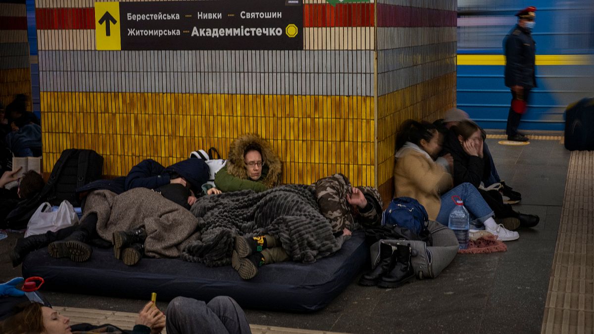 Sok ezren töltik a szombat éjszakát is a kijevi metró földalatti állomásain