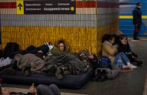 Κίεβο: Οι κάτοικοι αναζητούν καταφύγιο στο μετρό - Χιλιάδες εγκαταλείπουν την χώρα