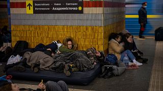 Muitos residentes de Kiev usam agora o metro como abrigo antibombas