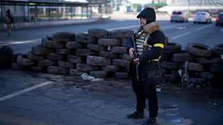 Milícias civis controlam um ponto de acesso ao centro de Kiev