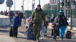 لاجئون أوكرانيون يعبرون الحدود