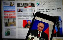 تطبيق صحيفة الحكومة الروسية على شاشة هاتف آيفون يظهر فيها الرئيس الروسي فلاديمير بوتين خلال خطابه في الكرملين في موسكو.