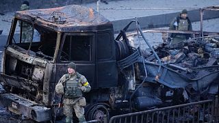 Ukrán katona egy orosz légicsapás helyszínén, 2022. február 26-án