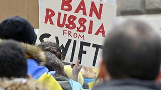 Protest in Solidarität mit der Ukraine in Wien - mit Plakat für SWIFT-Ausschluss Russlands