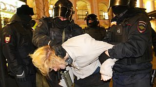 Policías rusos detienen a un manifestante contra la guerra en San Petersburgo