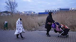 Une famille ukrainienne dans la ville frontalière de Przemysl (Pologne), le 27 février 2022
