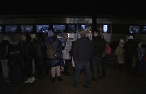 Cientos de ucranianos huyen en tren