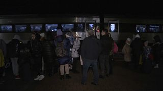 Cientos de ucranianos huyen en tren