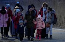 Famílias de deslocados da guerra na Ucrânia chegam a Przemysl, na Polónia