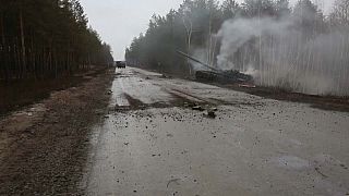 جنود أوكرانيون يفسحون الطريق في منطقة لوغانسك.
