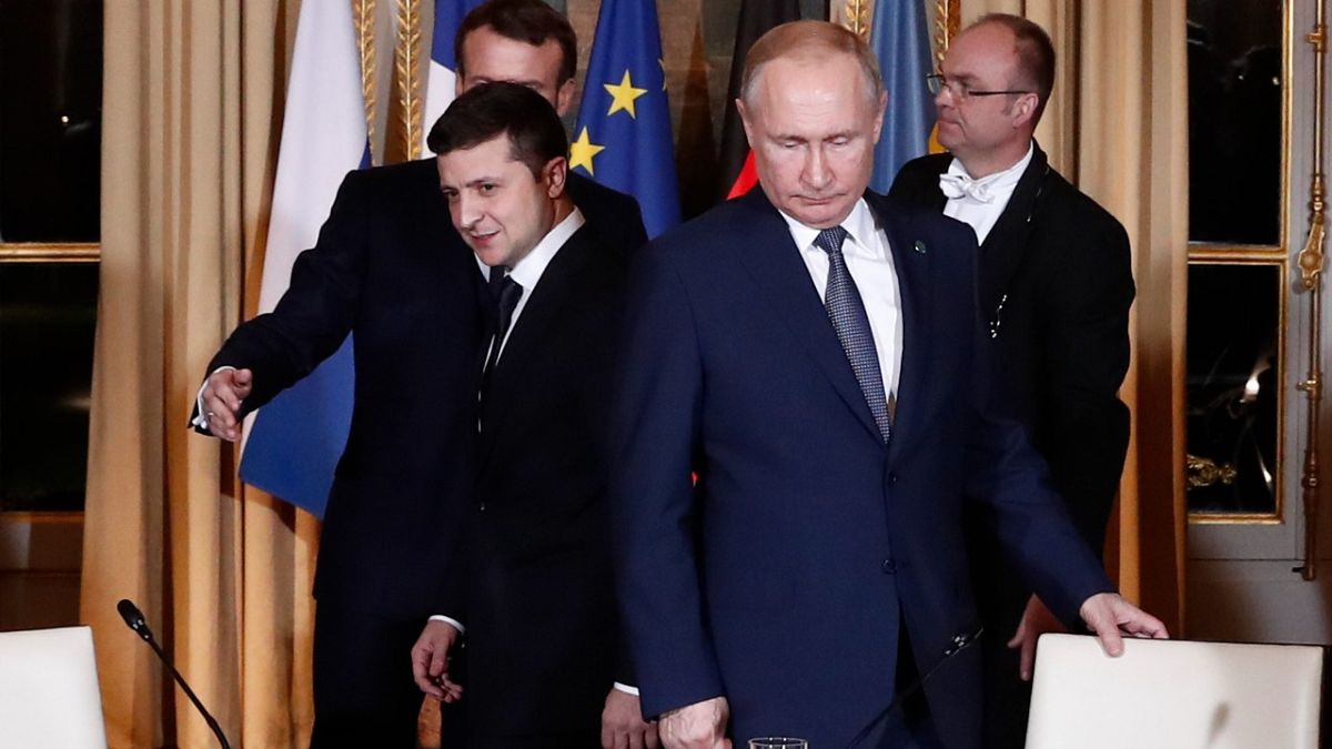 Az ukrán és az orosz elnök egy tárgyalóasztalhoz ül 2019. 12.09-én Párizsban