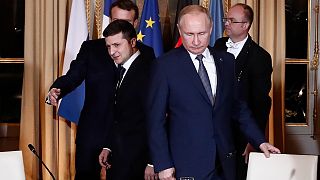 Az ukrán és az orosz elnök egy tárgyalóasztalhoz ül 2019. 12.09-én Párizsban