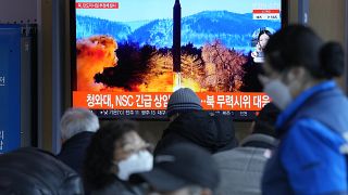 كوريا الشمالية تطلق صاروخا بالسيا في إطار برنامجها النووي الأحد 27 فبراير 2022.