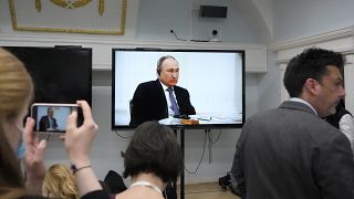 Журналисты работают во время переговоров Владимира Путина и Эммануэля Макрона.