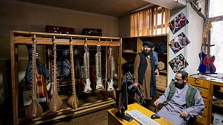 أعضاء في حركة طالبان بعد سيطرتهم على المعهد الوطني الأفغاني للموسيقى في كابول، أفغانستان.