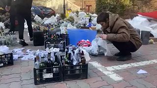 Kiev'de halk Rus güçlerine karşı molotof kokteylleri hazırlıyor