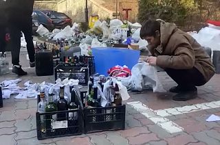 Ukrainians in Kyiv prepare Molotov cocktails