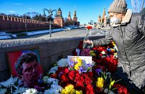 Люди несут цветы к Большому Москворецкому мосту, чтобы почтить память Бориса Немцова. 27 февраля 2022 г.