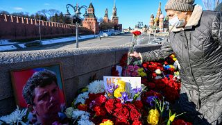 Люди несут цветы к Большому Москворецкому мосту, чтобы почтить память Бориса Немцова. 27 февраля 2022 г.