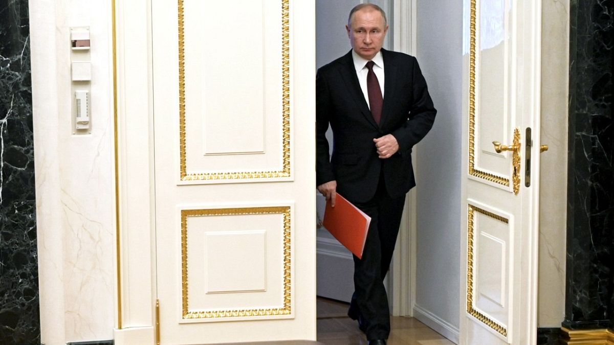 Az orosz biztonsági tanács ülésére érkezik az orosz elnök Moszkvában 2022. 02. 25-én