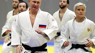Vladimir Poutine lors d'un entraînement avec la championne russe Natalia Kuzyutina à Sotchi (Russie), le 14 février 2019