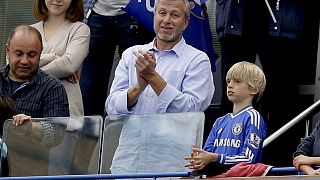 ARCHIVO - El propietario del Chelsea FC Roman Abramovich, después de que el Chelsea recibiera el trofeo de la Premier League, 24/5/2015, Londres, Reino Unido