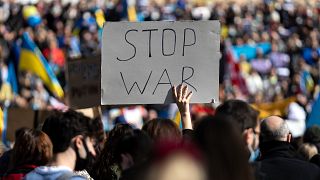 "STOP A LA GUERRE" - Manifestation contre l'invasion russe en Ukraine, sur la place centrale de Syntagma, à Athènes, le dimanche 27 février 2022.