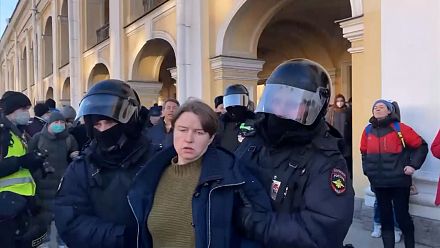 Arrests at anti-war protest in Russia