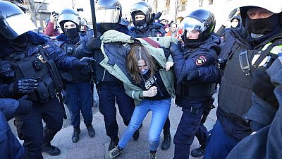La police arrête un manifestant lors d'une manifestation contre l'invasion russe en Ukraine, à Saint-Pétersbourg (Russie), dimanche 27 février 2022.
