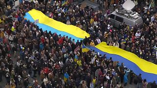 Cientos de manifestantes cargando banderas de Ucrania, 27/2/2022, Praga, República Checa