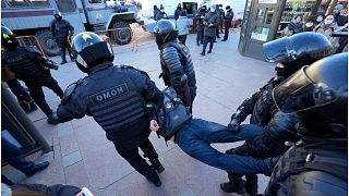 اعتقال المئات من المتظاهرين المناهضين للحرب في روسيا
