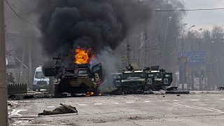 Ein brennender russischer gepanzerter Mannschaftswagen nach Kämpfen in Charkiw, Ukraine, Sonntag, 27. Februar 2022.