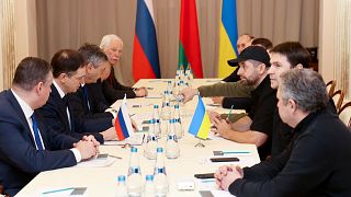 Delegações russa (à esq) e ucraniana frente a frente na Bielorrússia