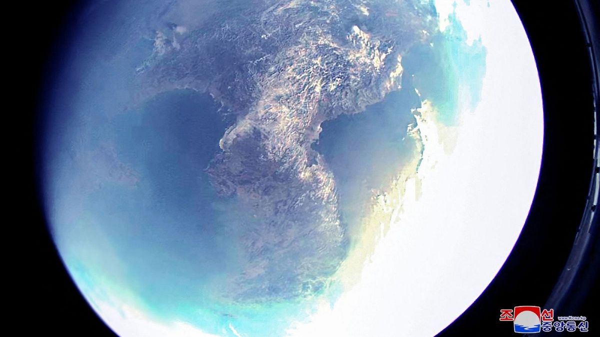 این عکس را خبرگزاری رسمی کره شمالی از شبه جزیره کره منتشر کرده است و می‌گوید که از فضا گرفته شده است