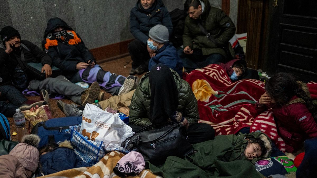  لاجئون أفغان ينامون في محطة قطارات لفيف، أوكرانيا 28 فبراير 2022