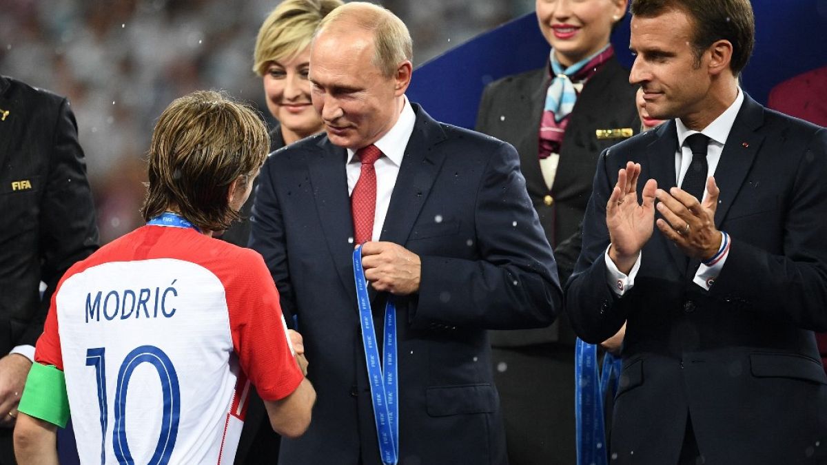  الرئيس الروسي فلاديمير بوتين  يصافح اللاعب الكرواتي لوكا مودريتش خلال حفل الكأس في ختام المباراة النهائية لكأس العالم- روسيا 2018 