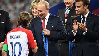  الرئيس الروسي فلاديمير بوتين  يصافح اللاعب الكرواتي لوكا مودريتش خلال حفل الكأس في ختام المباراة النهائية لكأس العالم- روسيا 2018