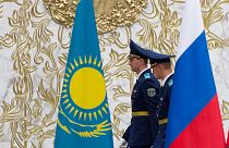 Kazak ve Rus bayrakları (arşiv)