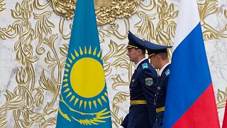 Kazak ve Rus bayrakları (arşiv)